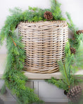 Load image into Gallery viewer, Realistic Pine & Pinecone Garland
